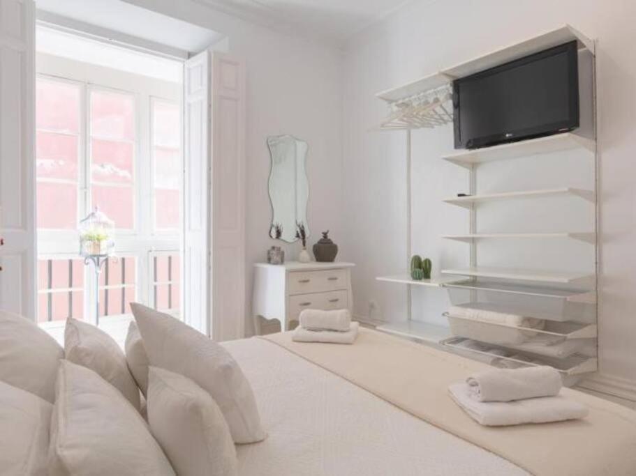 Chic Casa Cathedral At Calle Fresca 2-Bedroom Apartment In Malaga City Center Exterior foto