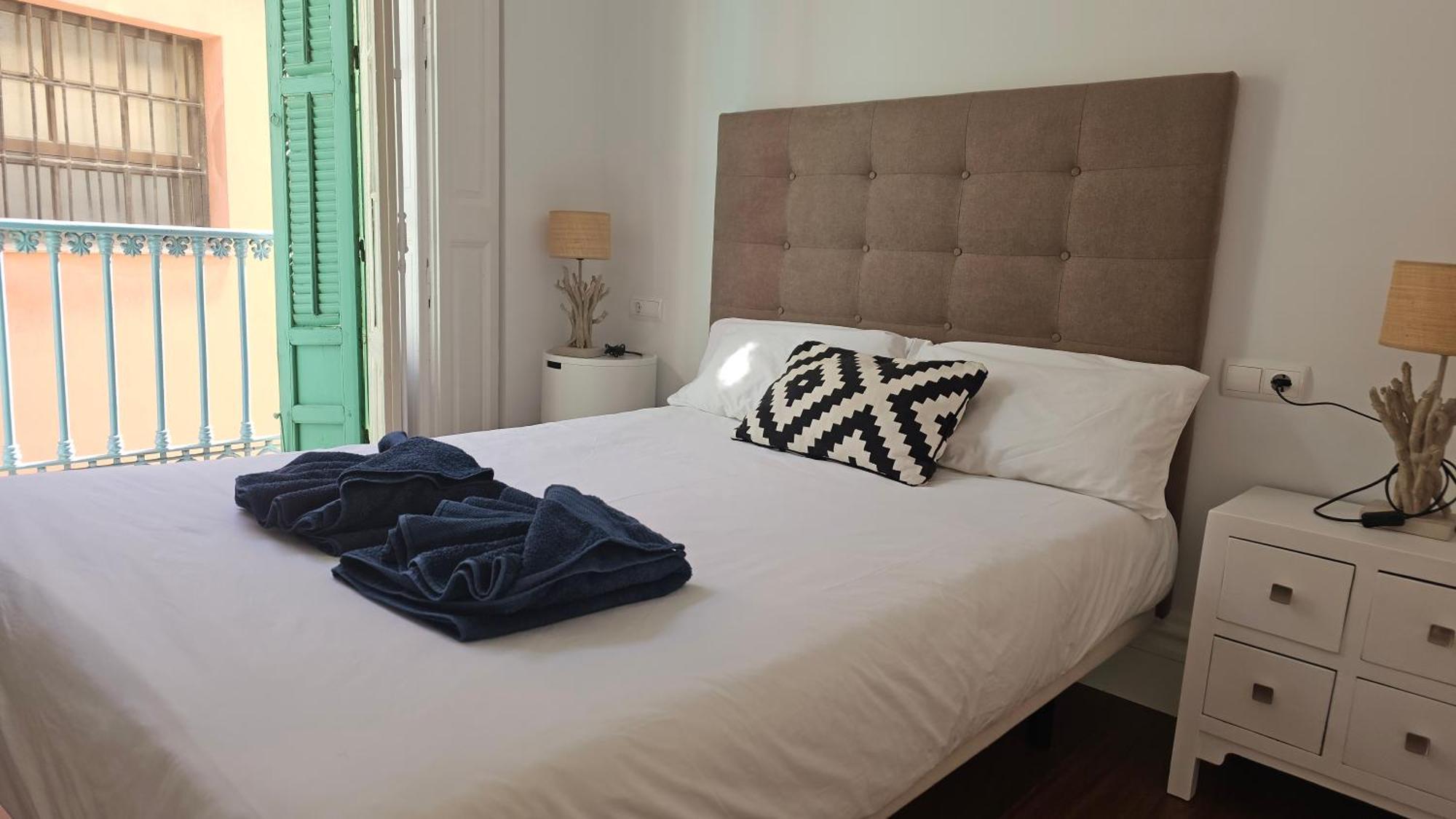 Chic Casa Cathedral At Calle Fresca 2-Bedroom Apartment In Malaga City Center Exterior foto